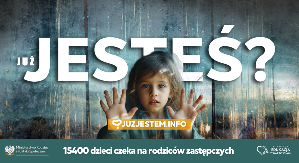 Baner promujący kampanię "Już jesteś?" przedstawiający dziecko z rozpostartymi dłońmi na szarym tle.