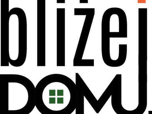 Logo "Bliżej domu" w formie czarnego napisu, gdzie wewnątrz litery O umieszczony cztery zielone kwadraty symbolizujące okno